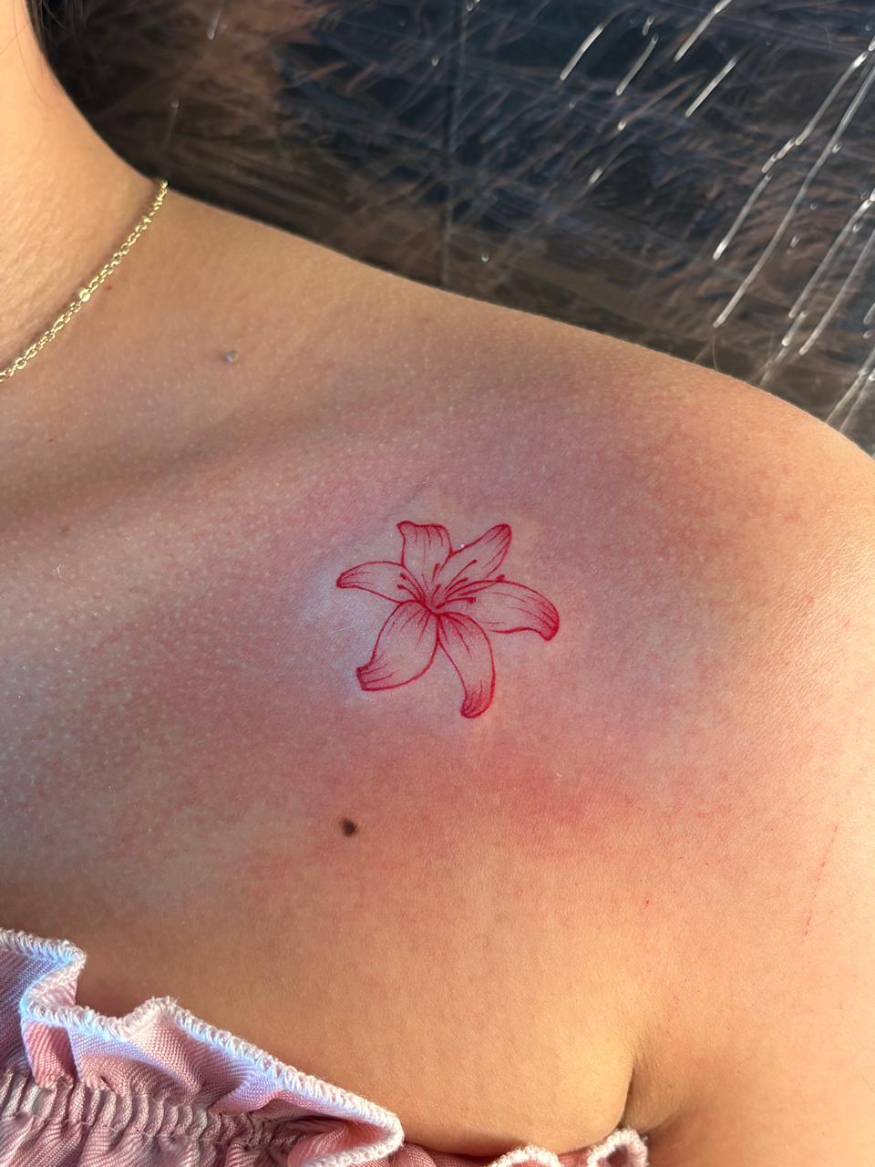 Tatuaje Fine line: Lirio en tinta roja