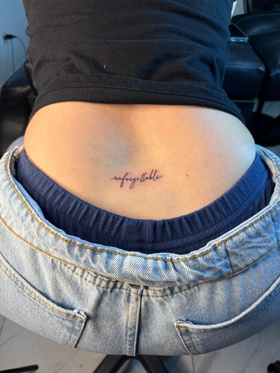 Tatuaje Lettering: Frase en zona lumbar