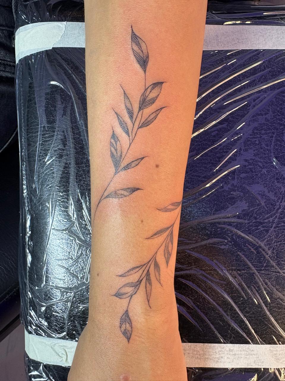 Tatuaje Fine line: Ramas en antebrazo