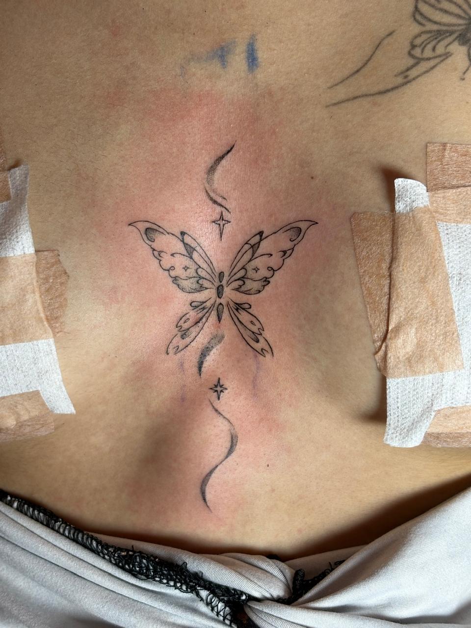 Tatuaje Fine line: Mariposa en esternón