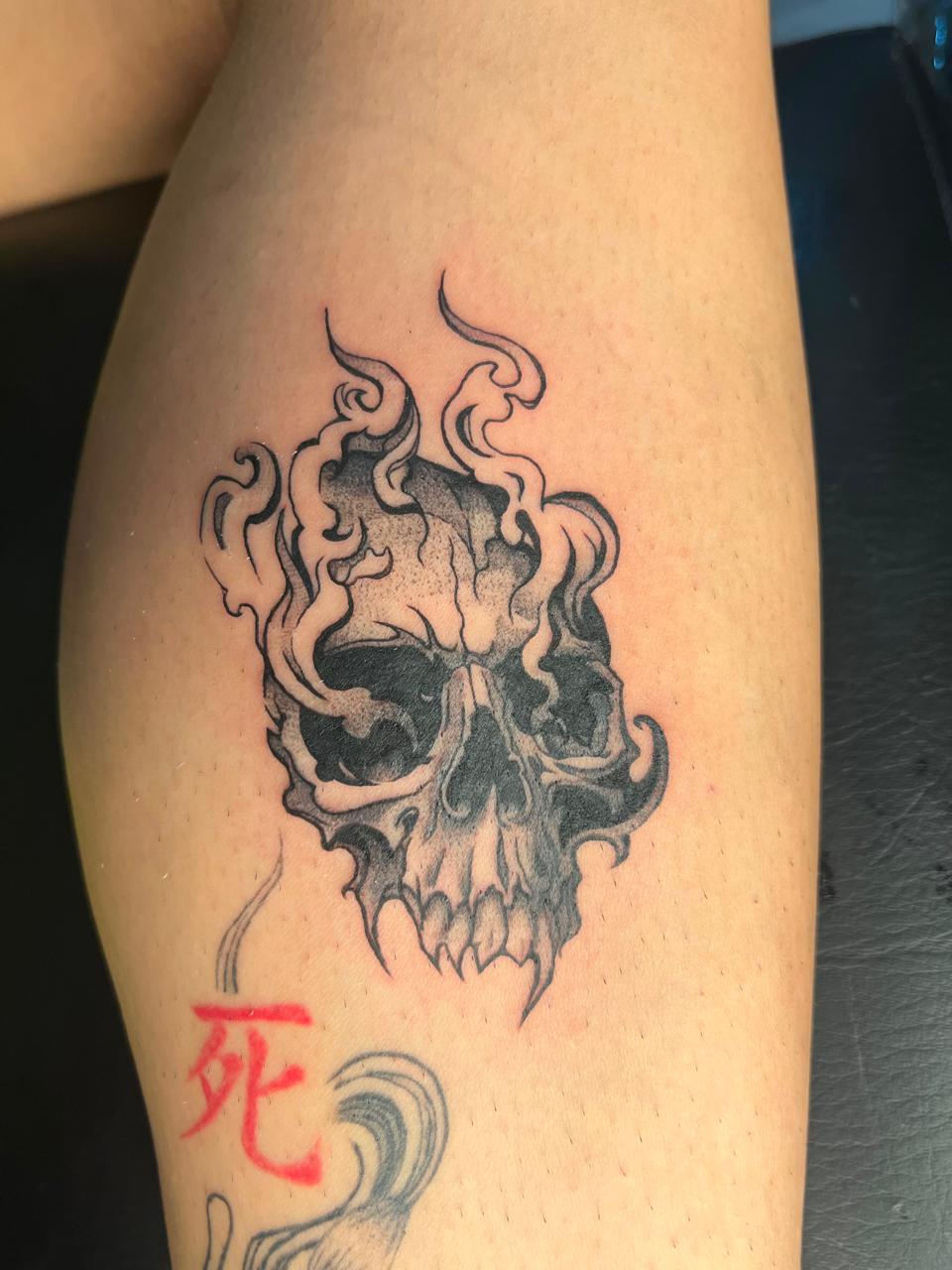 Tatuaje Blackwork: Calavera en llamas